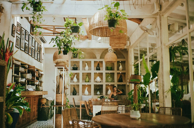 cafe di Kebayoran. Foto hanya ilustrasi, bukan tempat sebenarnya. Sumber: Unsplash/shawnanggg