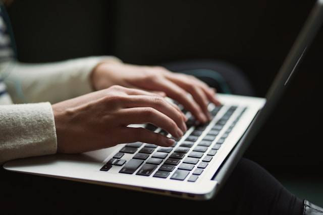 Ilustrasi Persamaan Biografi dan Autobiografi. Sumber: Unsplash/KaitlynBaker
