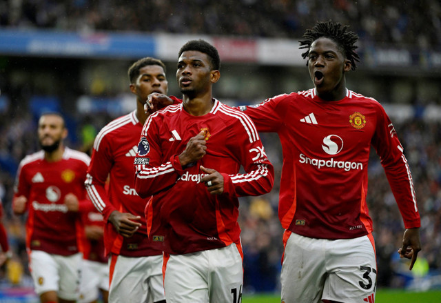 Sejumlah pemain Manchester United berselebrasi usai Amad Diallo mencetak gol ke gawang Brighton Hove Albion pada pekan kedua Liga Inggris di The American Express Community Stadium,  Brighton, Inggris, Sabtu (24/8/2024). Foto: Matthew Childs/Reuters