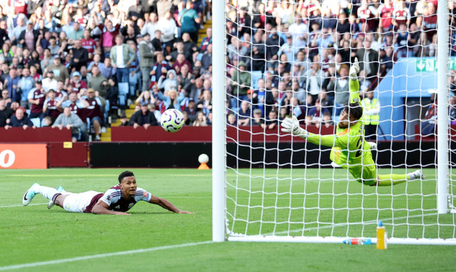 Kiper Arsenal David Raya melakukan penyelamatan usai pemain Aston Villa Ollie Watkins melakukan sundulan pada pekan kedua liga Inggris di Villa Park, Birmingham, Inggris, Sabtu (24/8/2024). Foto: Ed Sykes/Reuters