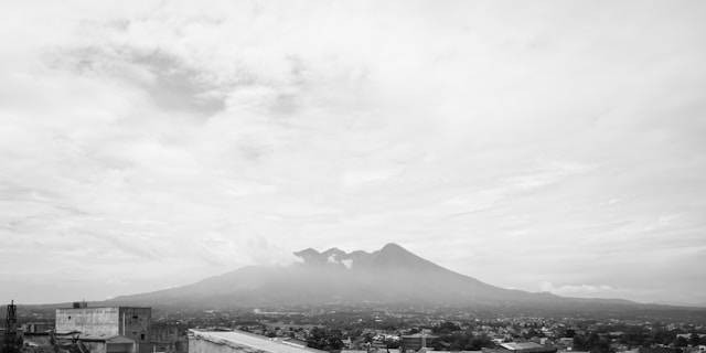 Ilustrasi jalur pendakian Gunung Salak via Ajisaka. Sumber: Hijrah Abu/unsplash.com