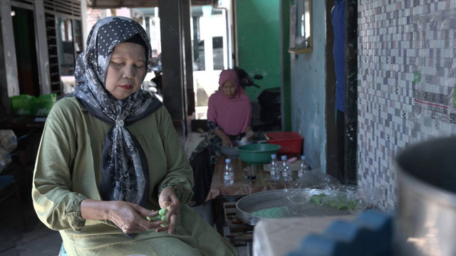 Salah satu pelaku Usaha Mikro Kecil Menengah (UMKM) Klepon di Desa Bulang, Prambon, Sidoarjo, Jawa Timur. Foto: dok. BRI