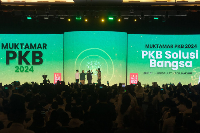 Wakil Presiden Ma'ruf Amin berjabat tangan dengan Ketua Umum Partai Kebangkitan Bangsa (PKB) Muhaimin Iskandar pembukaan Muktamar VI Partai Kebangkitan Bangsa (PKB) di Bali Nusa Dua Convention Center (BNDCC), Badung, Bali, Sabtu (24/8/2024). Foto: Nyoman Hendra Wibowo/ANTARA FOTO