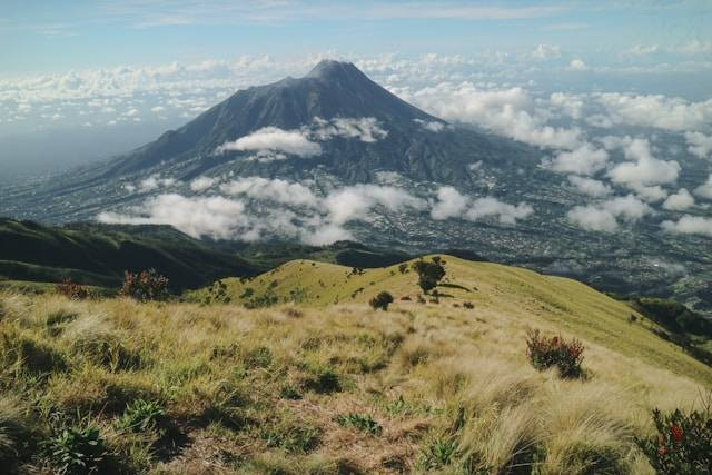 Ilustrasi jalur pendakian Gunung Merbabu. Sumber: Yub 12/unsplash.com