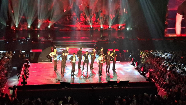  Boy Group The Boyz saat konser Zeneration II The Boyz World Tour in Jakarta di Tennis Indoor Senayan, Sabtu (24/5/2024).  Foto: Annisa Thahira Madina/kumparan