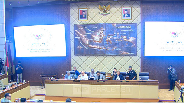 Komisi II DPR RI bersama KPU Gelar Rapat Dengar Pendapat (RDP) untuk Mengesahkan Perubahan Peraturan Komisi Pemilihan Umum (PKPU) tentang pencalonan di Pilkada 2024. Foto: Youtube/TV Parlemen