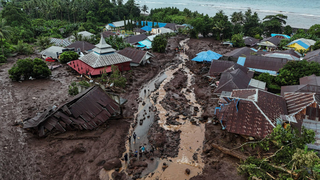 Foto udara sejumlah rumah warga yang rusak akibat banjir bandang di Kelurahan Rua, Kota Ternate, Maluku Utara, Minggu (25/8/2024). Foto: Andri Saputra/ANTARA FOTO