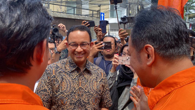 Anies Baswedan sampai di Posko Partai Buruh, Jakarta Selatan untuk lakukan silaturahmi dan audiensi pada Minggu (25/8).  Foto: Abid Raihan/kumparan