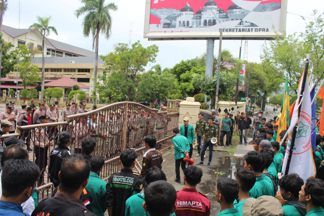 Gambar Mahasiswa vs Polisi pada Hari Tani Tahun 2022 (Sumber: Dokumentasi Pribadi)