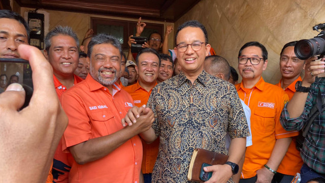 Presiden Partai Buruh Said Iqbal bersama eks Gubernur DKI Jakarta Anies Baswedan di Posko Partai Buruh, Tebet, Jakarta Selatan pada Minggu (25/8). Foto: Abid Raihan/kumparan