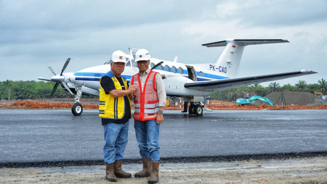 Menteri Perhubungan Budi Karya Sumadi dan Menteri PUPR Basuki Hadimuljono menyaksikan uji coba landasan pacu (runway) Bandara Ibu Kota Nusantara (IKN). Uji coba menggunakan pesawat kalibrasi jenis King Air tipe 200 PK CAO Minggu (25/8/2024). Foto: Dok. Kementerian Perhubungan