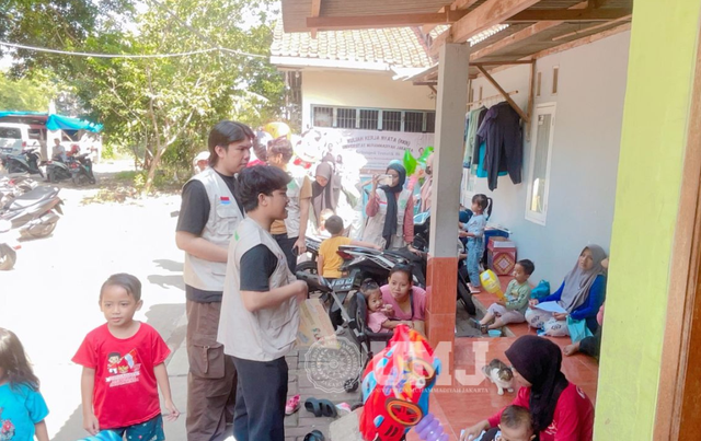 Mahasiswa KKN Tematik Kelompok 46 UMJ saat penyuluhan asupan gizi seimbang di Posyandu Pondok Cabe Ilir, Tangsel, Senin (12/08/2024) (Foto: Dok.Pribadi)