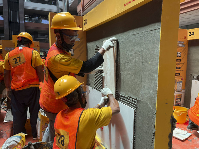 Puluhan tukang bangunan saat mengikuti lomba memasang keramik di Semarang. Foto: Intan Alliva Khansa/kumparan