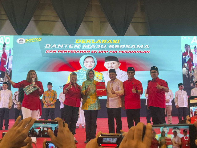 Penyerahan rekomendasi secara simbolis untuk Airin Rachmi Diany dan Ade Sumardi sebagai cagub-cawagub Banten, di ICE BSD, Tangerang, Banten, Minggu (25/8/2024). Foto: Fadhil Pramudya/kumparan