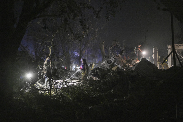 Layanan darurat Ukraina melakukan operasi pencarian dan penyelamatan di antara reruntuhan hotel yang hancur setelah serangan Rusia di kota Kramatorsk, Ukraina, Minggu (25/8/2024). Foto: Genya Savilov/AFP