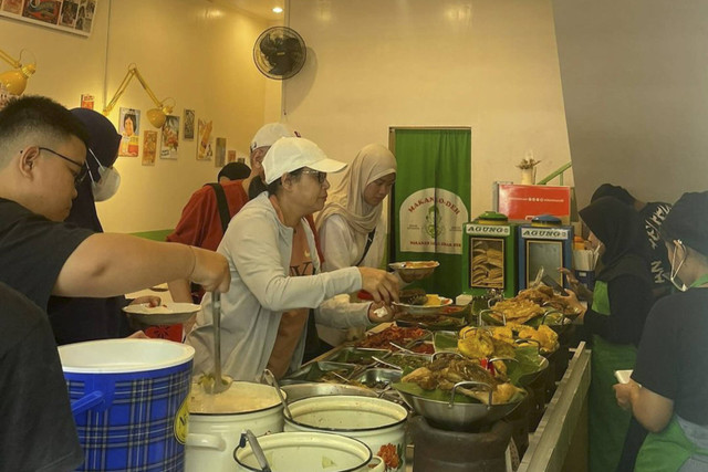 Sri Mulyani jalan-jalan pagi di Fresh Market Emerald, Bintaro, Minggu (25/8/2024). Foto: Instagram/ @smindrawati