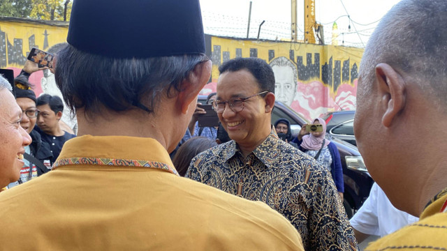 Anies Baswedan sampai di DPD Partai Hanura DKI Jakarta, Menteng, Jakarta Pusat pada Minggu (25/8/2024). Foto: Abid Raihan/kumparan