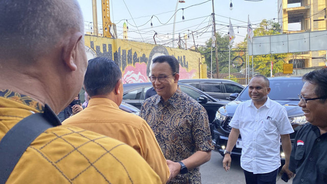 Anies Baswedan sampai di DPD Partai Hanura DKI Jakarta, Menteng, Jakarta Pusat pada Minggu (25/8/2024). Foto: Abid Raihan/kumparan