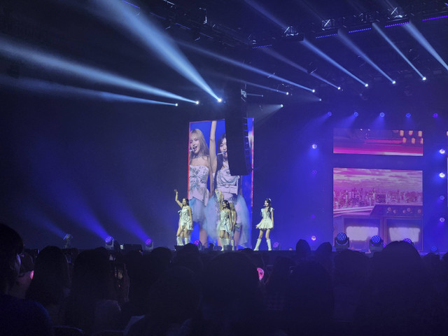 Penampilan Girl group K-pop IVE saat menggelar konser perdana bertajuk "Show What i Have" di ICE BSD Serpong, Sabtu (24/8/2024). Foto: Ela Nurlaela/kumparan