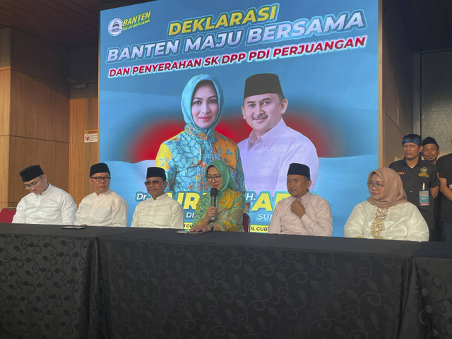 Konferensi pers bersama Airin Rachmi Diany dan Ade Sumardi usai dideklarasikan sebagai cagub-cawagub Banten oleh PDIP, di ICE BSD, Tangerang, Banten, Minggu (25/8/2024). Foto: Fadhil Pramudya/kumparan