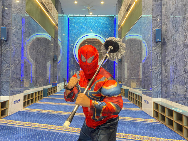 Bejo Kahono dari komunitas Cinta Masjid Indonesia saat membersihkan masjid Siti Djirzanah Malioboro pakai kostum Spiderman. Foto: Resti Damayanti/Pandangan Jogja