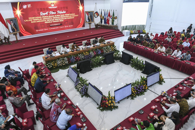 Suasana rapat pleno penetapan perolehan kursi dan penetapan calon terpilih anggota DPR dan DPD pada Pemilu 2024 di kantor KPU, Jakarta, Minggu (25/8/2024). Foto: Hafidz Mubarak/ANTARA FOTO