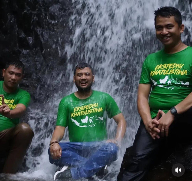 Panji Petualang membagikan momennya saat mandi di riam Bengkayang. Foto: Dok. Instagram @panjipetualang_real