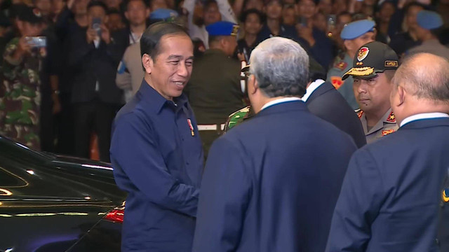 Presiden Jokowi Menghadiri Pembukaan Kongres III Partai NasDem dengan disambut Ketua Umum Partai NasDem Surya Paloh di JCC, Jakarta, Minggu malam (25/8/2024). Foto: Youtube/ NasDem TV