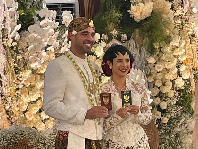 Nadine Kaiser dan Geoffrey Alain Gerald Meyssonnier resmi menikah pada Minggu (25/8) di Masjid Istiqomah, Pangandaran. Foto: Arifin Asydhad/kumparan