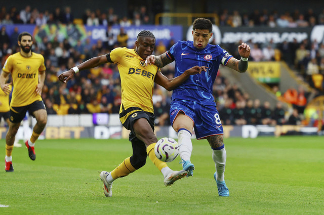 Pemain Wolverhampton Wanderers Jean-Ricner Bellegarde beraksi dengan pemain Chelsea Enzo Fernandez pada pertandingan Liga Inggris antara Wolverhampton Wanderers melawan Chelsea di Stadion Molineux, Wolverhampton, Inggris, Minggu (25/8/2024). Foto: Molly Darlington/REUTERS