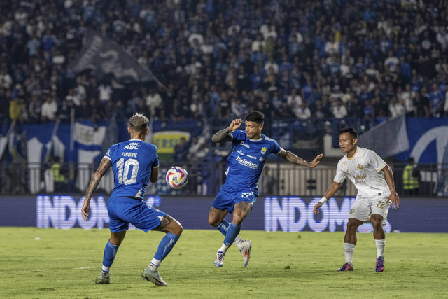 Pemain Persib Bandung Ciro Henrique Alves disaksikan rekannya Tyronne Del Pino melepas tendangan dibayangi pesepak bola Arema FC Bayu Setiawan saat pertandingan Liga 1 2024/2025 di Stadion Si Jalak Harupat, Kabupaten Bandung, Minggu (24/8/2024). Foto: M Agung Rajasa/ANTARA FOTO 