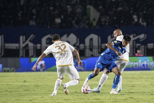 Pesepak bola Arema FC Gildson Pablo dan Dalberto Luan Belo berusaha menghadang pesepak bola Persib Bandung Kakang Rudianto saat pertandingan Liga 1 2024/2025 di Stadion Si Jalak Harupat, Kabupaten Bandung, Jawa Barat, Minggu (25/8/2024). Foto: M Agung Rajasa/ANTARA FOTO 