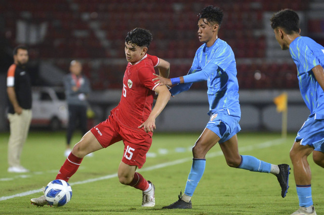 Pesepak bola Timnas Indonesia U-17 Mathew Ryan Baker (kiri) berusaha melewati pesepak bola Timnas India U-17 Ahongshangbam Samson (tengah) saat pertandingan persahabatan internasional di Stadion Kapten I Wayan Dipta Gianyar, Bali, Minggu (25/8/2024). Foto: Fikri Yusuf/ANTARA FOTO