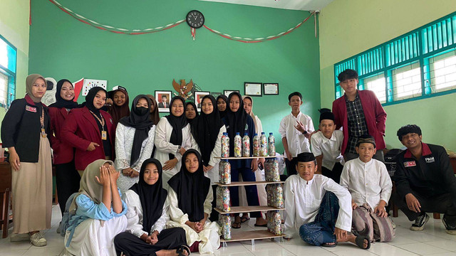 Finalisasi Ecobrick bersama Siswa Kelas 9 