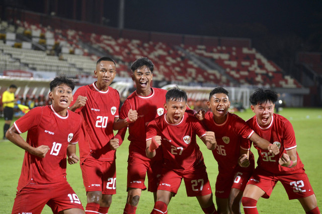 Timnas Indonesia U-17 melakukan selebrasi usai mencetak gol ke gawang Timnas India U-17 saat pertandingan persahabatan internasional di Stadion Kapten I Wayan Dipta Gianyar, Bali, Minggu (25/8/2024). Foto: Fikri Yusuf/ANTARA FOTO