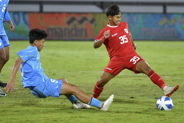 Pesepak bola Timnas Indonesia U-17 Fandi Ahmad Muzaki berusaha melewati hadangan pesepak bola Timnas India U-17 Ngamgouhou Mate saat pertandingan persahabatan internasional di Stadion Kapten I Wayan Dipta Gianyar, Bali, Minggu (25/8/2024). Foto: Fikri Yusuf/ANTARA FOTO