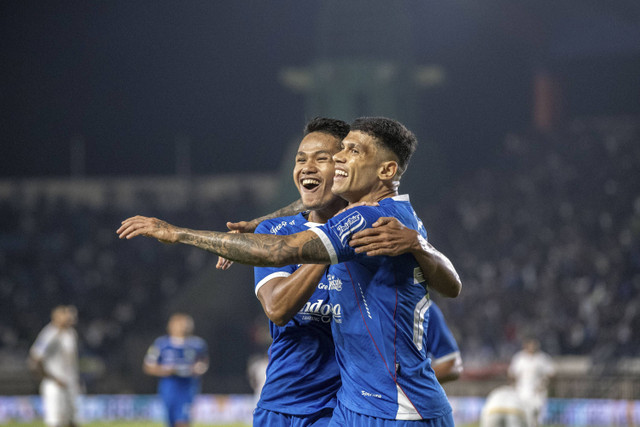 Pesepak bola Persib Bandung Dimas Drajad dan Ciro Henrique Alves melakukan selebrasi seusai mencetak gol ke gawang Arema FC saat pertandingan Liga 1 2024/2025 di Stadion Si Jalak Harupat, Kabupaten Bandung, Jawa Barat, Minggu (25/8/2024). Foto: M Agung Rajasa/ANTARA FOTO 