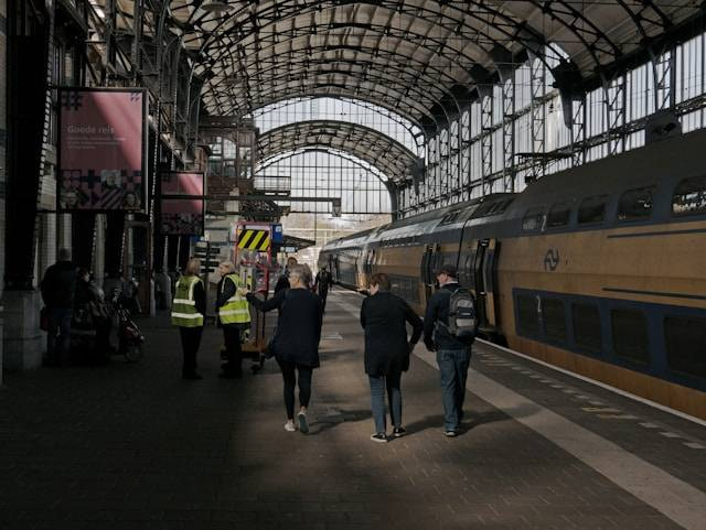 Stasiun dekat world of Wonder. Foto hanya ilustrasi bukan tempat sebenarnya. Sumber: Unsplash/Fons Heijnsbroek