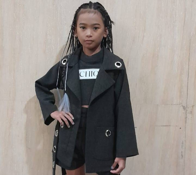 Uchi Datul Askia, model cilik berusia 10 tahun, asal Malang, Jawa Timur, usai tampil di acara Surabaya Fashion Parade (SFP) 2024. Foto: Masruroh/Basra