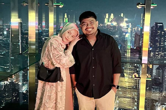 Rigen Rakelna dan istri. Foto: Instagram/@indhningtys  