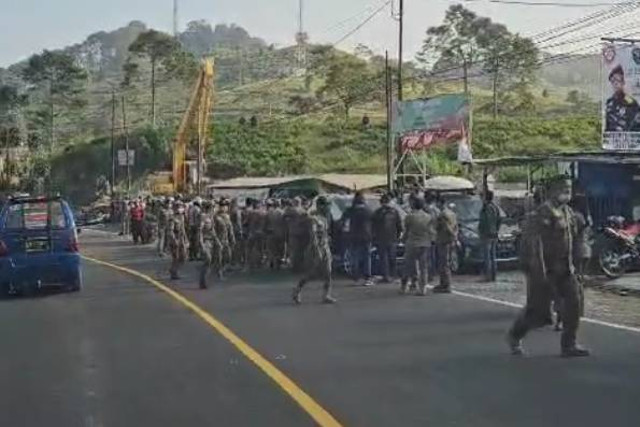 Pembongkaran warung-warung di pinggir jalan Puncak, Bogor, Senin (26/8/2024). Foto: Ikhwanul Habibi/kumparan