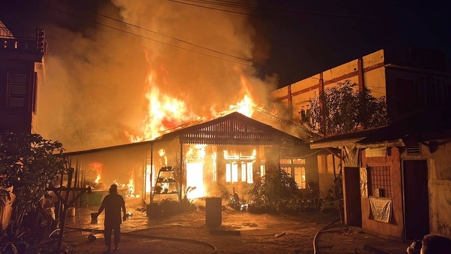 Rumah Latfah (80) yang terbakar, 2 unit motor ikut hangus. Foto: Dok. Polres Kubu Raya