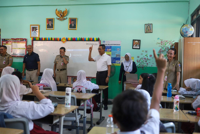 Pj Gubernur Provinsi DKI Jakarta Heru Budi Hartono meninjau uji coba makan bergizi gratis di Sekolah Dasar Negeri (SDN) 04 Cipayung, Jakarta Timur, Senin (26/8/2024). Foto: Iqbal Firdaus/kumparan