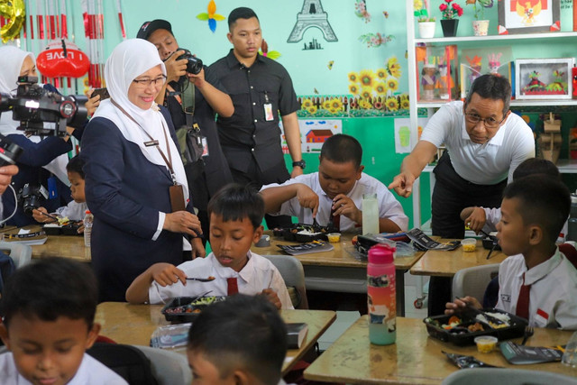 Pj Gubernur Provinsi DKI Jakarta Heru Budi Hartono meninjau uji coba makan bergizi gratis di Sekolah Dasar Negeri (SDN) 04 Cipayung, Jakarta Timur, Senin (26/8/2024). Foto: Iqbal Firdaus/kumparan