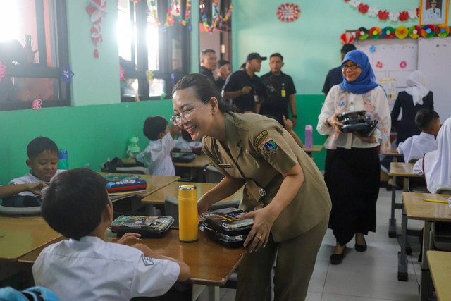 Siswa menyantap makanan saat mengikuti uji coba makan bergizi gratis di Sekolah Dasar Negeri (SDN) 04 Cipayung, Jakarta Timur, Senin (26/8/2024). Foto: Iqbal Firdaus/kumparan