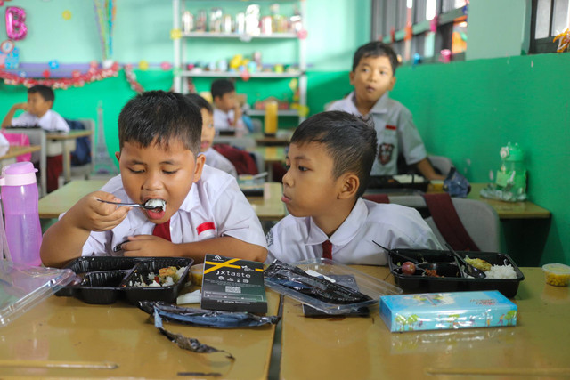 Siswa menyantap makanan saat mengikuti uji coba makan bergizi gratis di Sekolah Dasar Negeri (SDN) 04 Cipayung, Jakarta Timur, Senin (26/8/2024). Foto: Iqbal Firdaus/kumparan