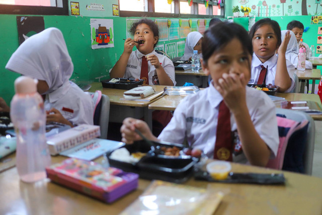 Siswa menyantap makanan saat mengikuti uji coba makan bergizi gratis di Sekolah Dasar Negeri (SDN) 04 Cipayung, Jakarta Timur, Senin (26/8/2024). Foto: Iqbal Firdaus/kumparan