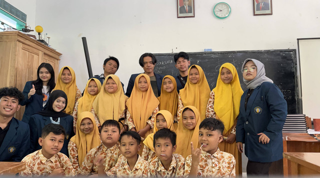 Desa Gajahrejo (22 Juli 2024) Mahasiswa kelompok 38 program KKN JANTRA FISIP-FIB Universitas Brawijaya Mengadakan program kelas bahasa Inggris kepada peserta didik sekolah dasar di Desa Gajahrejo, Kecamatan Gedangan, Kabupaten Malang