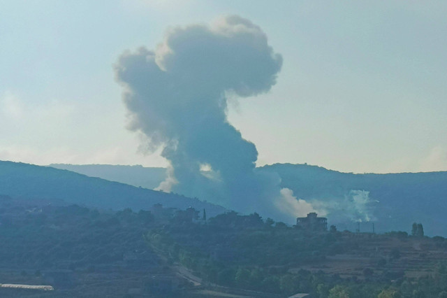 Asap mengepul dari area yang menjadi sasaran serangan udara Israel di perbatasan selatan Lebanon, Minggu (25/8/2024). Foto: Kawnat HAJU / AFP