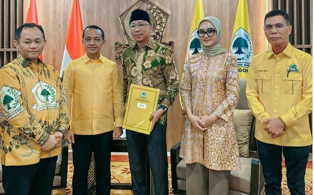 Penyerahan Surat Rekomendasi oleh Ketua Umum DPP Partai Golkar, Bahlil Lahadalia kepada Rahmat Mirzani Djausal dan Jihan Nurlela sebagai pasangan calon Gubernur dan Wakil Gubernur Lampung, didampingi oleh Sekretaris Golkar Lampung, Ismet Roni | Foto : Ist